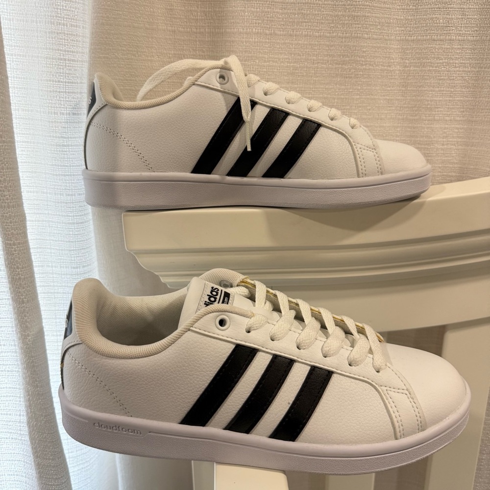 NWOB Adidas Women's White and Black Athletic Shoes grand court sneakers